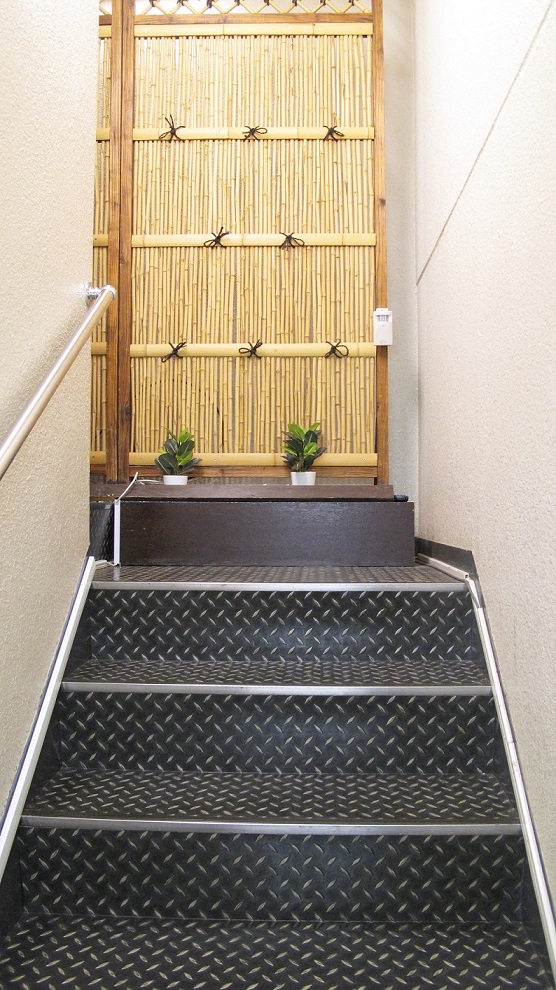 階段に置いてある竹垣の写真と階段の様子の写真